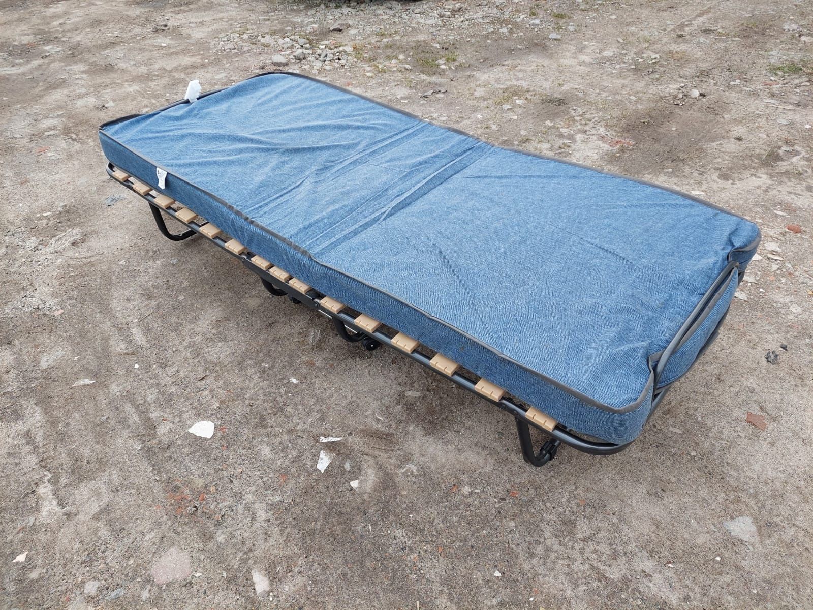 Łóżko z materacem polowe skladane 190 cm x 80 cm  na kółkach