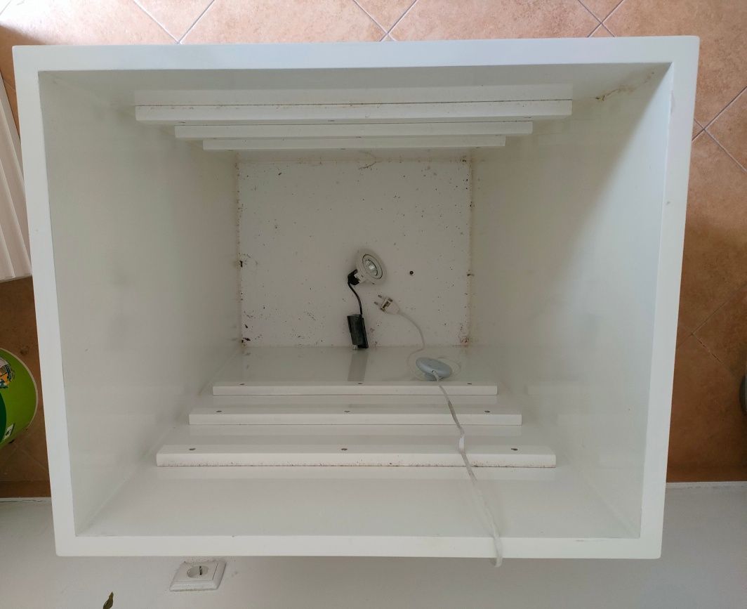 Floreira de sala nova com luz embutida, branco brilhante