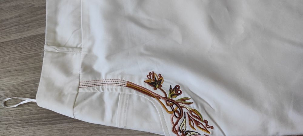 Новая белая юбка с подкладкой с вышивкой 48 размер
