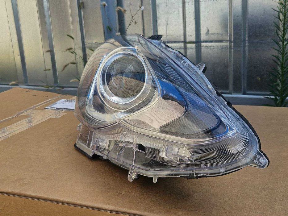Фара правая Toyota Prius C Aqua 15-18