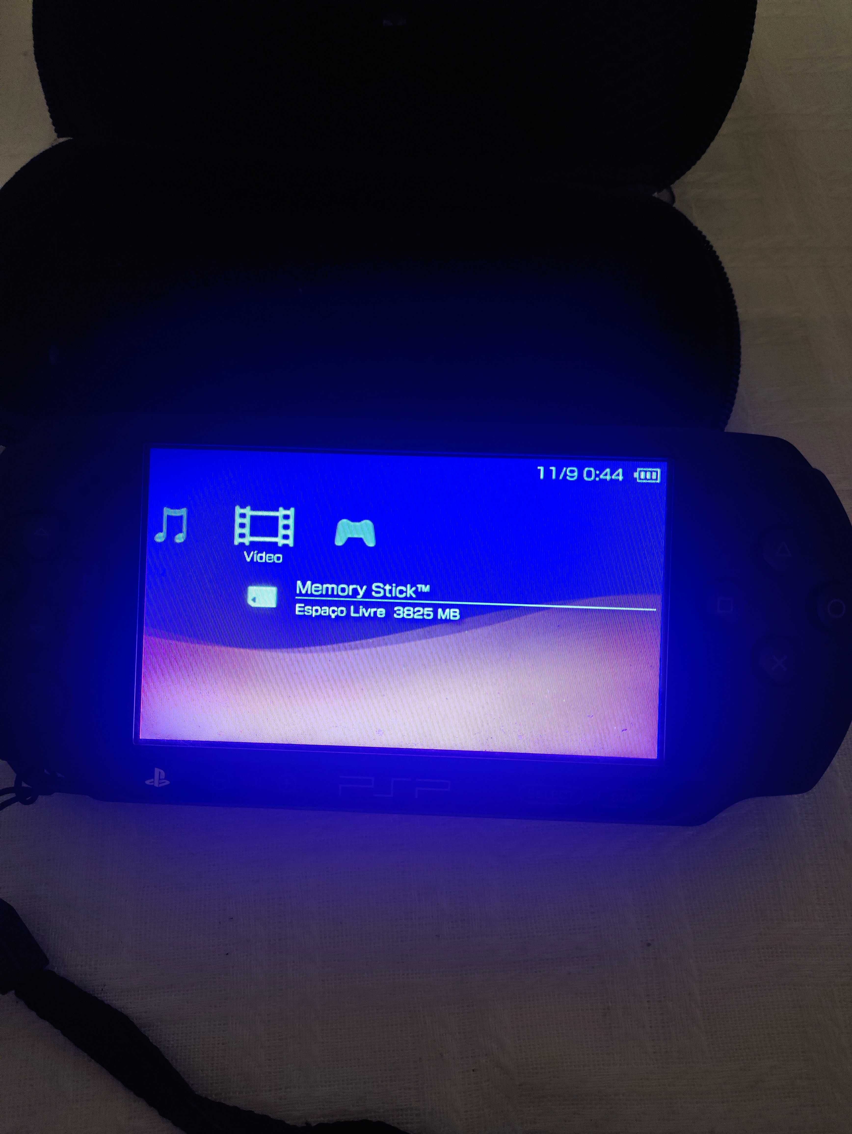 Consola PSP como nova + bolsa + carregador + 15 jogos