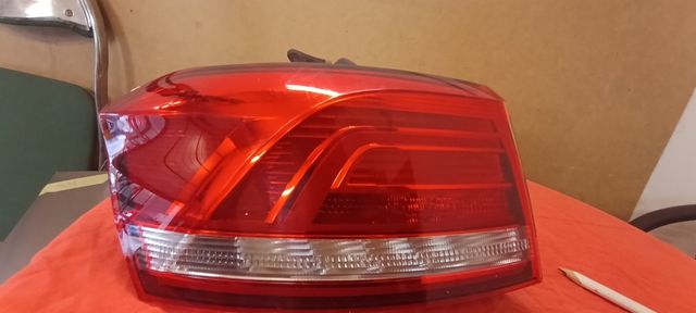 Lampa tylna passat B8 kombi lewa