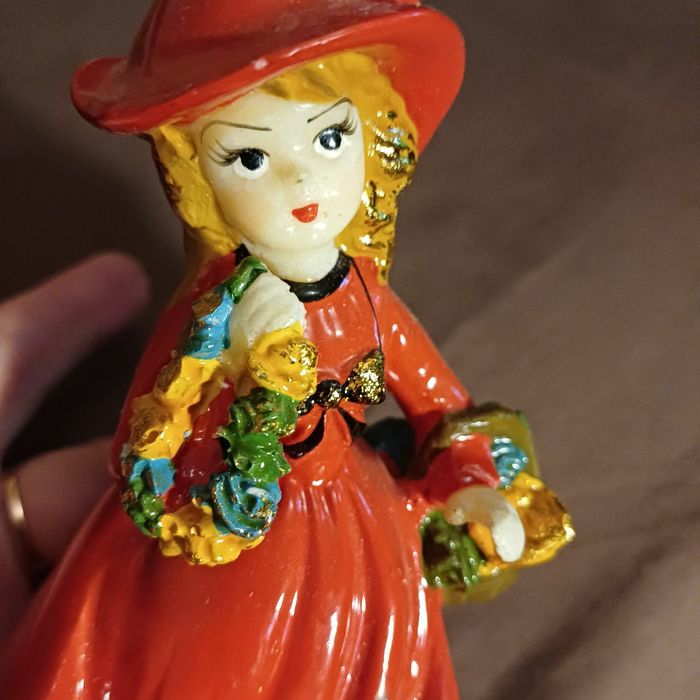 Статуэтка  девушки