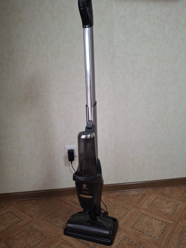 Аккумуляторный пылесос швабра Electrolux PF9