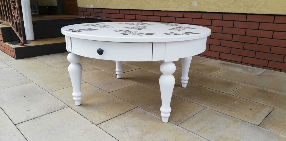 Stolik okrągły biały Ikea po renowacji z szufladą kawowy stół ława