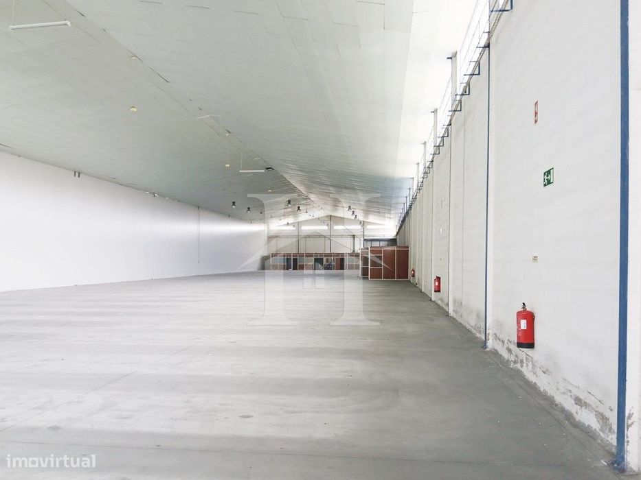 Armazém com 2 000 m2 e com Bons Acessos