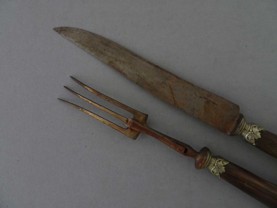 Antigos talheres com incrustações em prata e osso