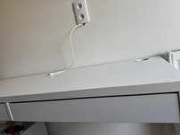 Biurko IKEA Micke z dwoma szufladami i organizerem na kable
