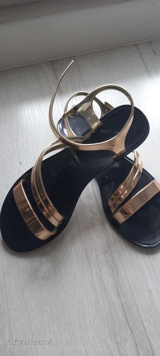 Złote sandałki 39