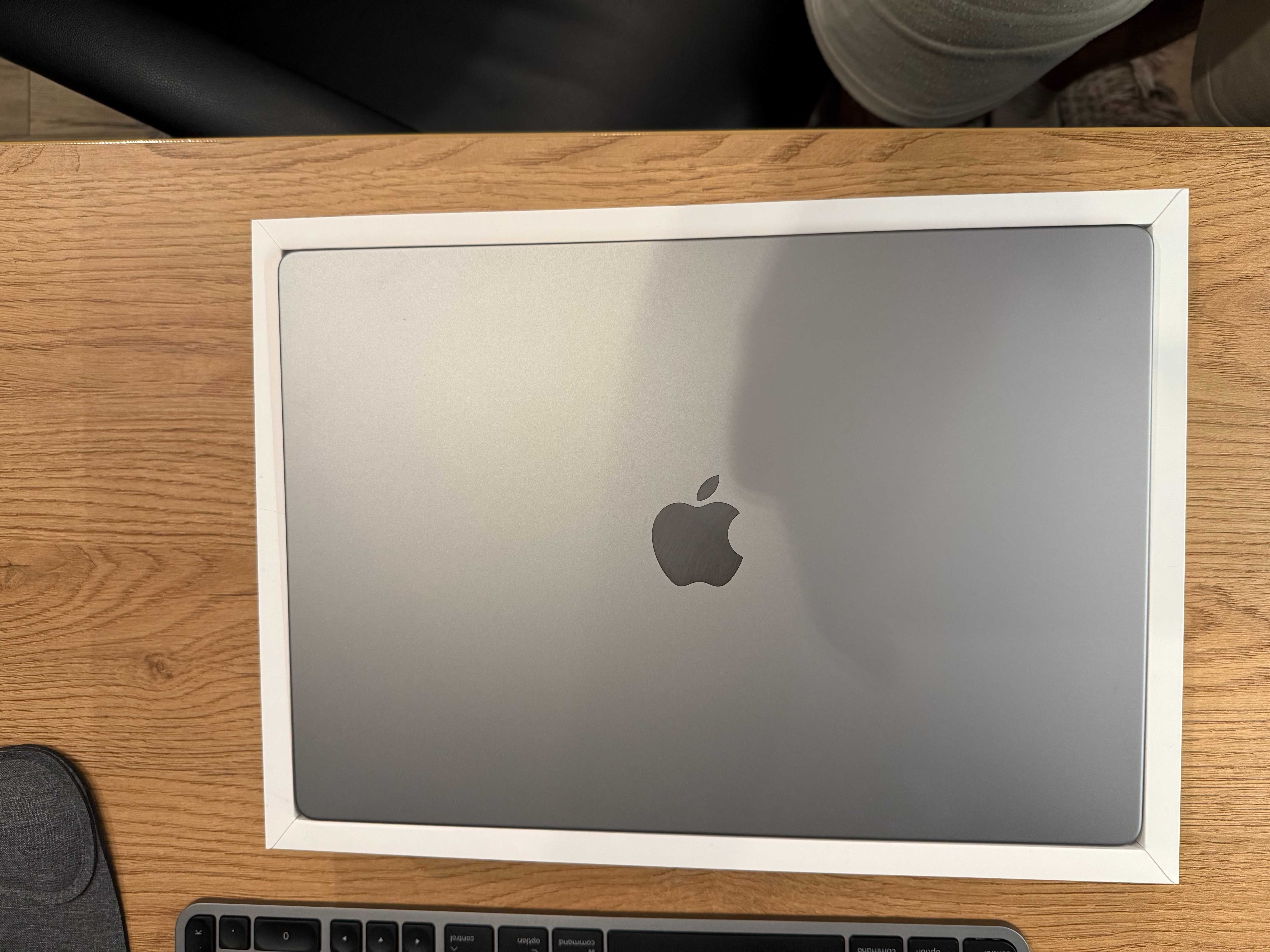 Macbook pro 16.2 M1 max / 24 GPU / 32 G / 1TB SSD  Faktura Vat