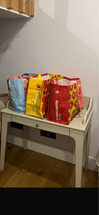 Secretária de madeira com velatura bege