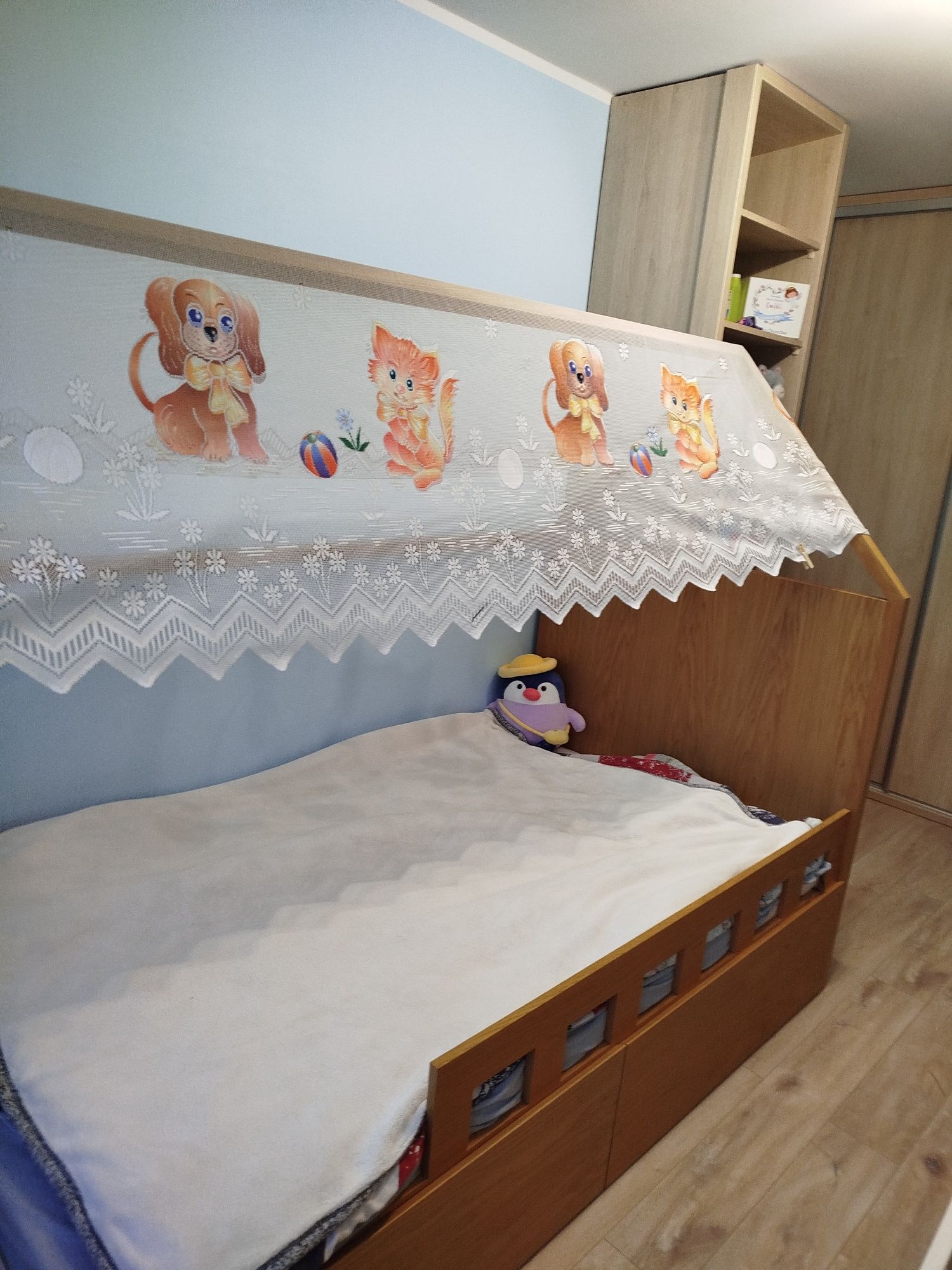 Drewniane łóżko domek z materacem
