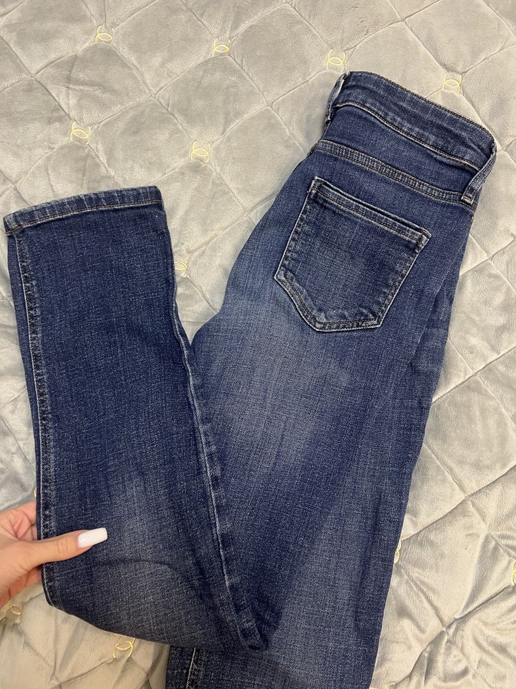 Обтягивающие джинсы