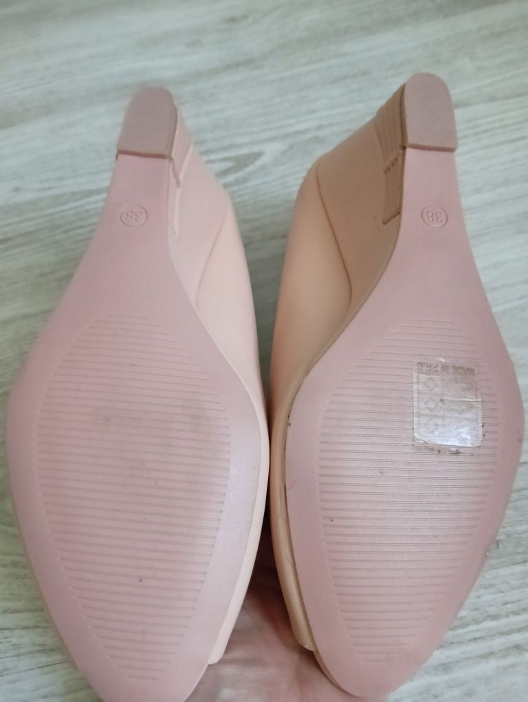 Nowe buty, czółenka na koturnie  pudrowyy róż rozm. 38  wkl. 24,5 cm