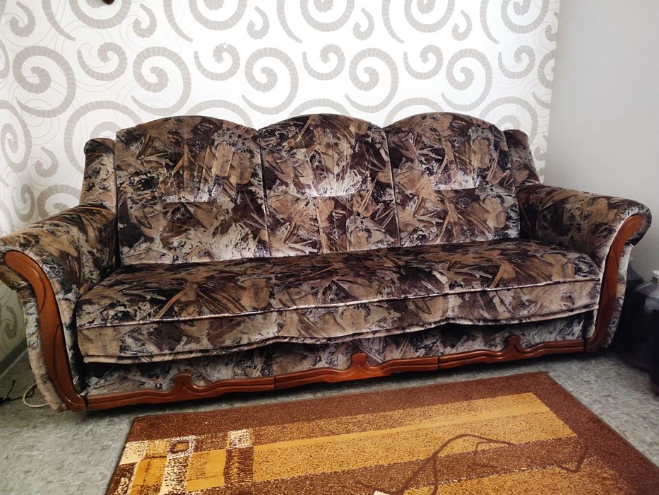 Продається комплект м'яких меблів: диван + два крісла. Вживане.