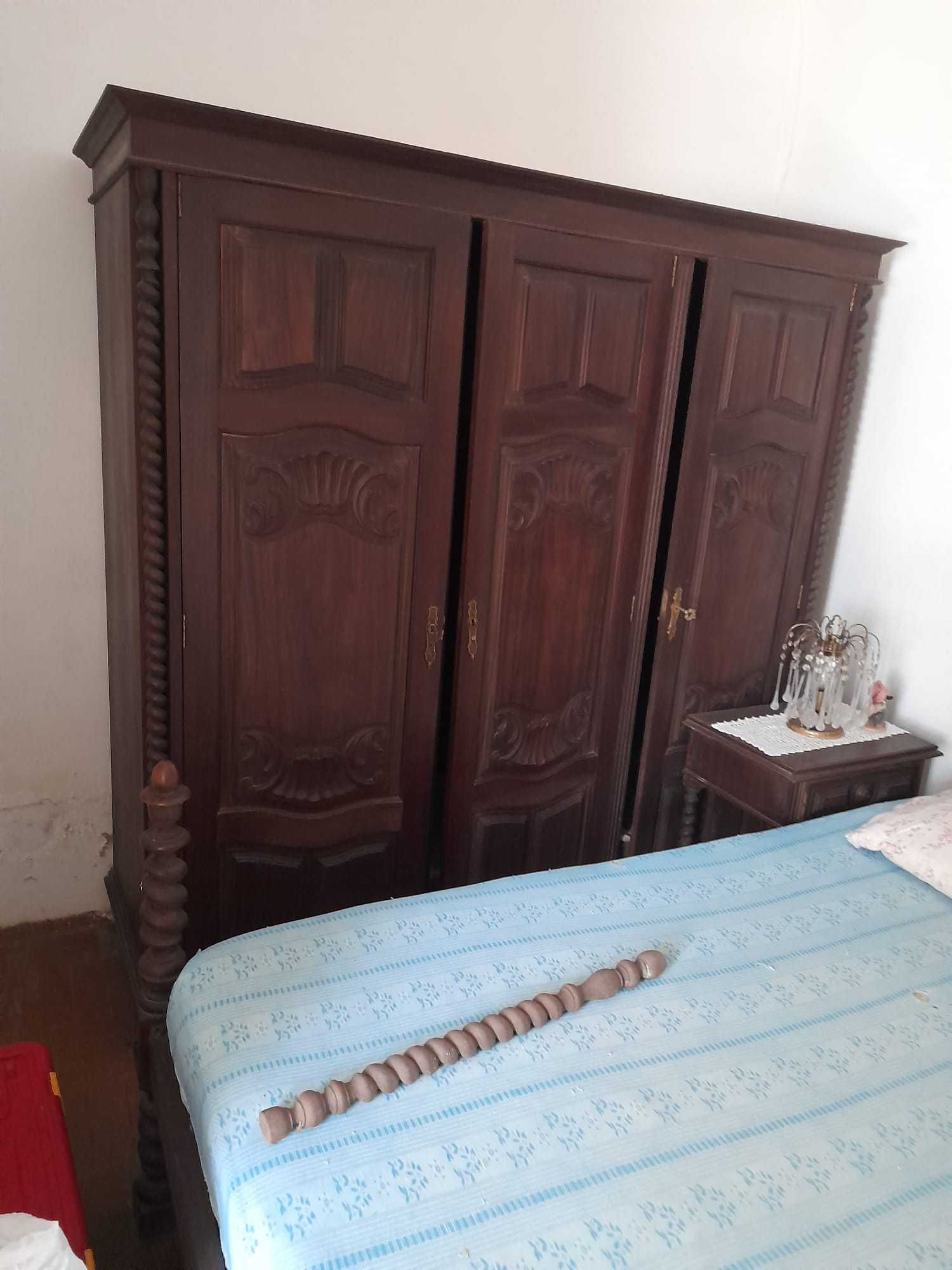 Cama de casal com mesas de cabeceira
