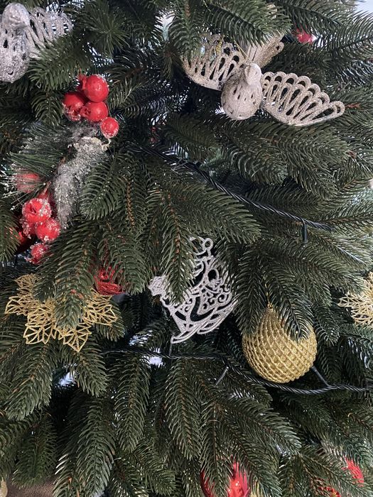 Ялинка лита з прикрасами