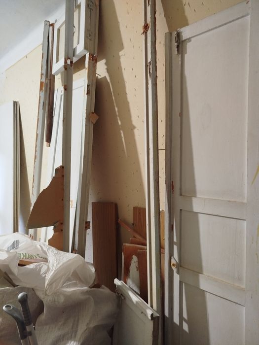 Срочно Отдам даром Дрова, разобранные двери и шкаф