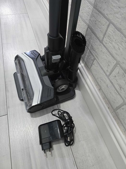 Bezprzewodowy odkurzacz pionowy HVS165DBMC LED stojak (działa dobrze )