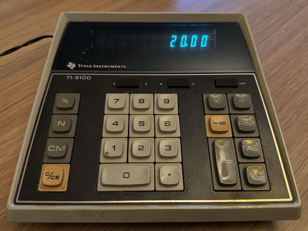 5 Calculadoras Texas Instruments vintage, a funcionar