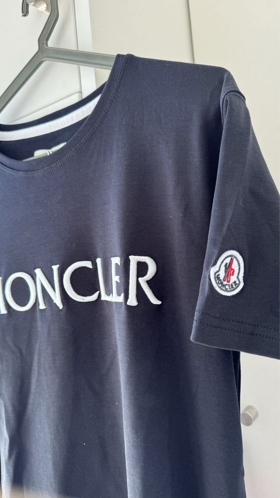 T-shirt Moncler com etiquetas