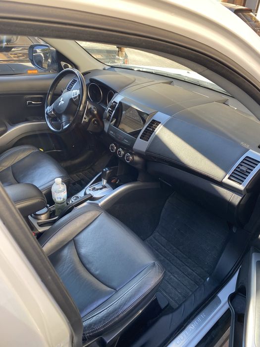 Mitsubishi Outlander XL 2011 2.4 Бензин 4WD