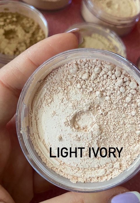 Jedwabisty Puder Wygładzający Light ivory
