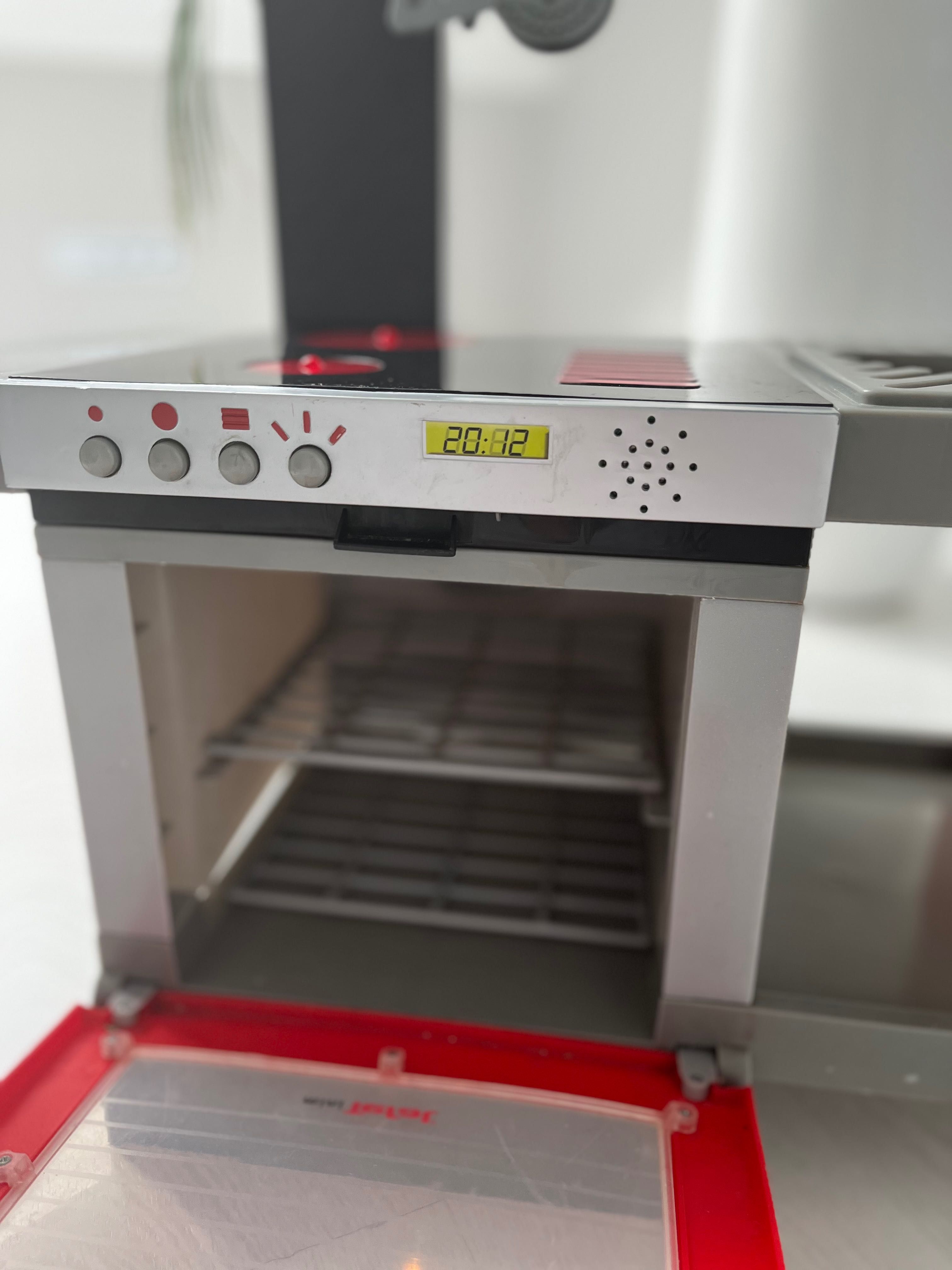 Kuchnia dziecięca Smoby mini Tefal. Posiada światełka i wydaje dźwięk.