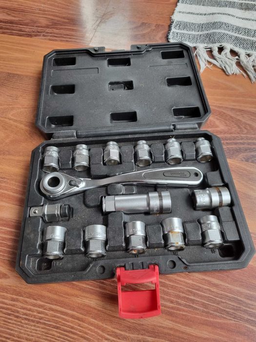 ZESTAW kluczy 14 elementów KLUCZ NASADOWY Z GRZECHOTKĄ Przelotowe