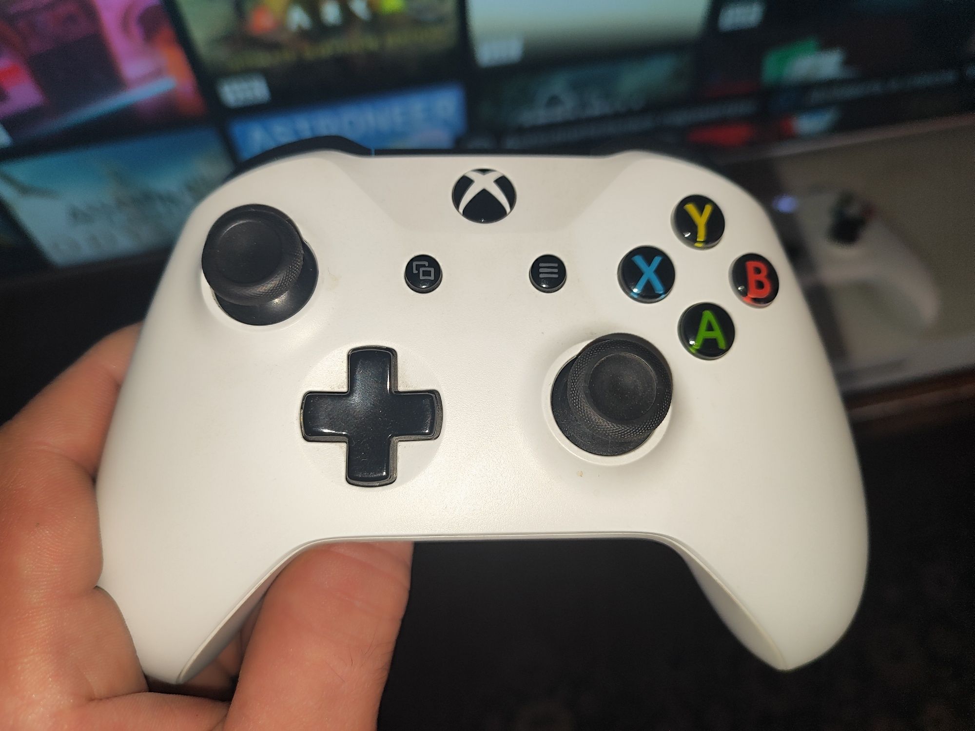 Xbox one s. Два геймпада+ аккаунт с подпиской. Состояние идеал