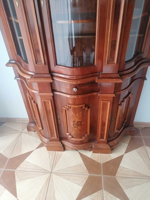 Włoskie meble stół i witryna
