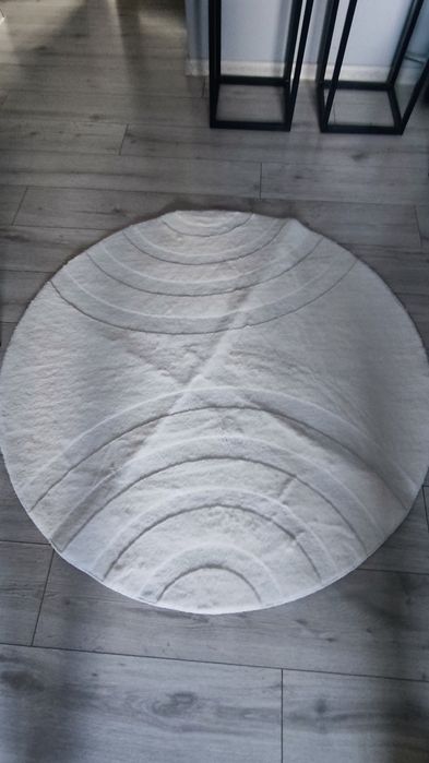 Nowiutki dywan biały