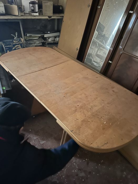 Стіл розкладний з регулюванням висоти.