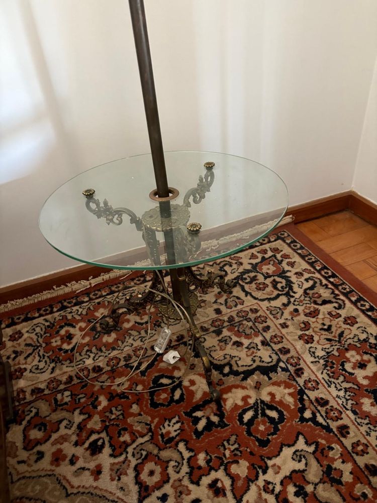 Candeeiro antigo com mesa de vidro