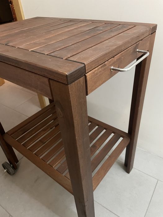 Carrinho de apoio exterior em madeira ikea