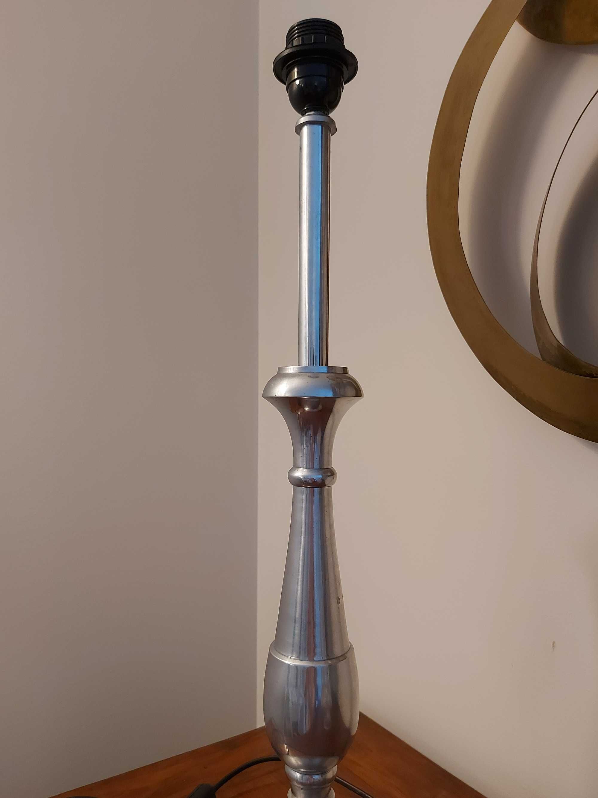 Candeeiro de mesa de metal