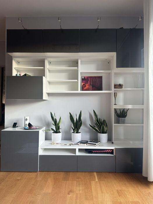 Meblościanka IKEA BESTA – szare błyszczące fronty, biały szkielet