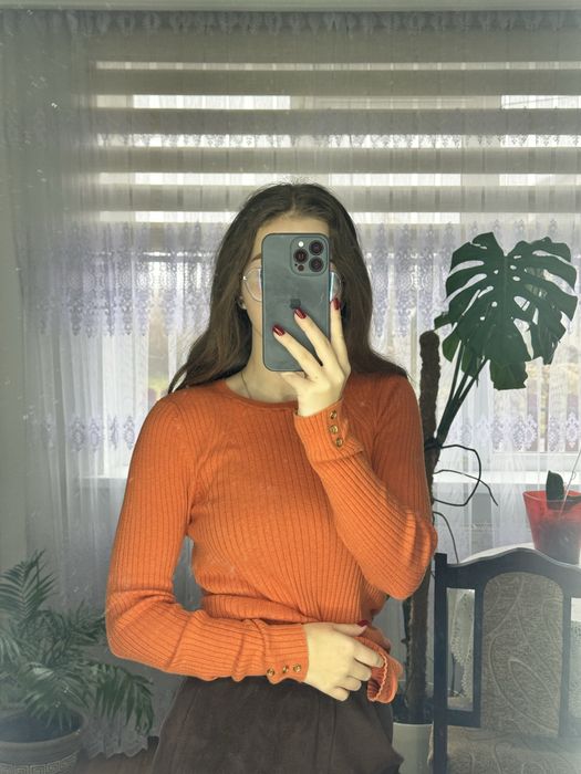 Оранжева кофта з гудзиками