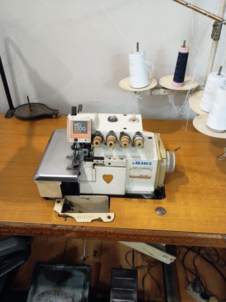 Maszyna overlock 4 nitkowy , sprawny