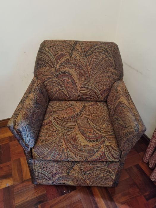 Cadeirão antigo castanho