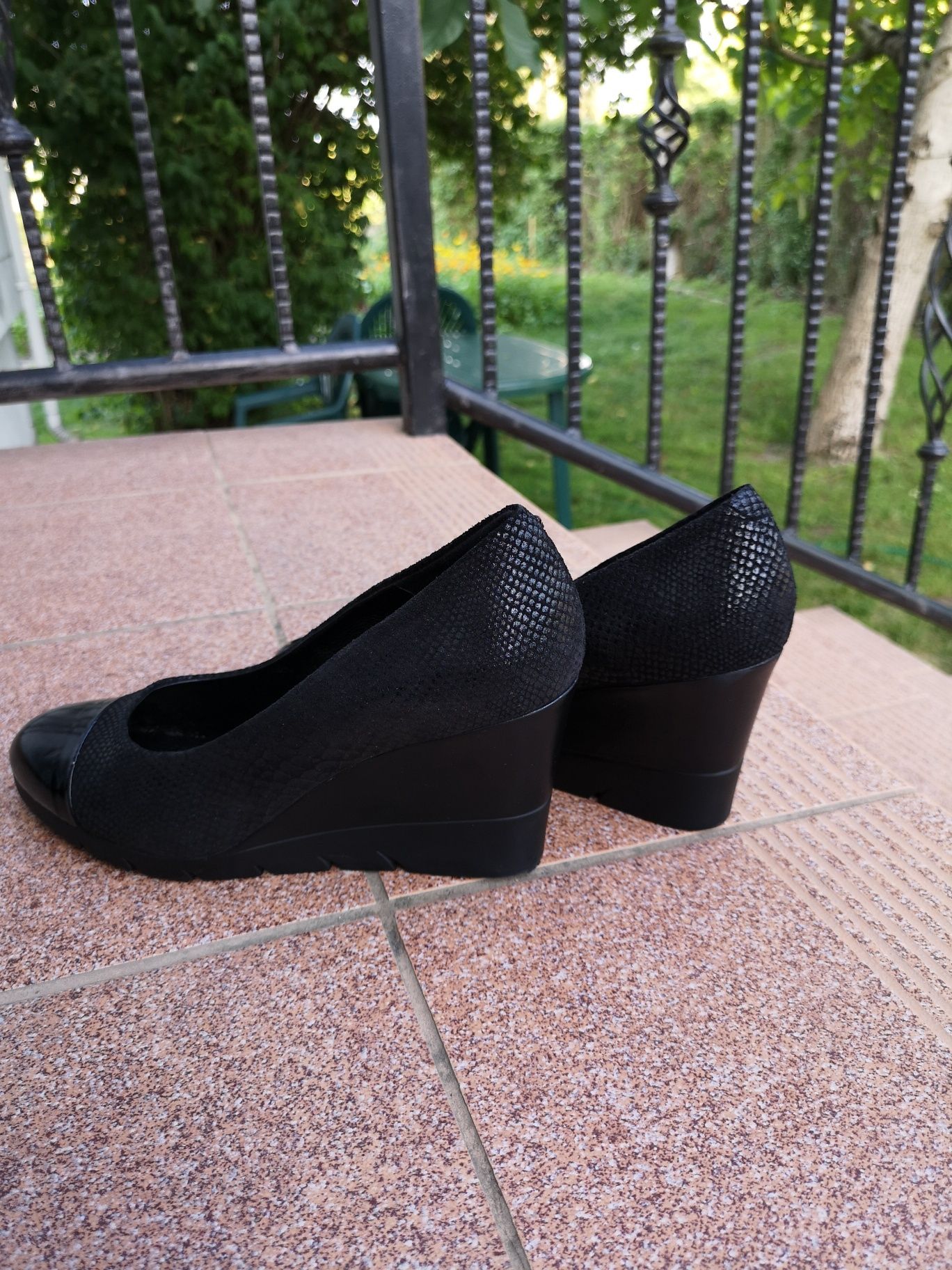 Czarne skórzane buty na koturnie BUT-S 38