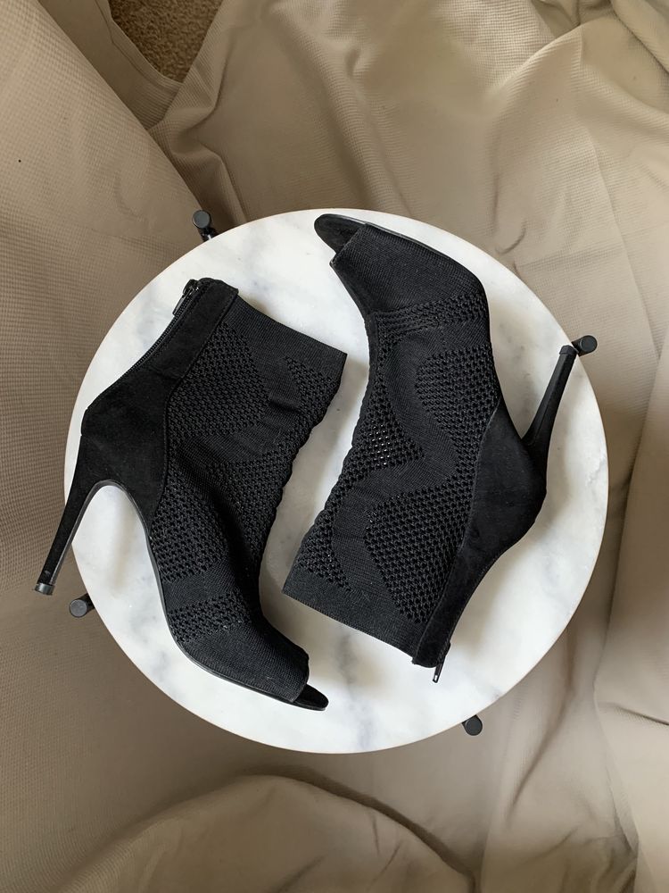 Półbuty buty czarne odkryte palce dopasowane 40 39 Reserved
