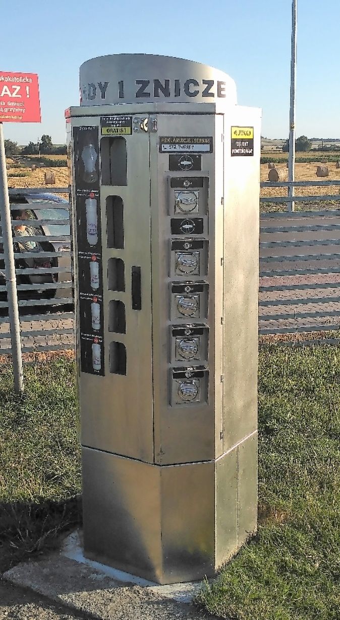 Automat zniczomat do sprzedaży zniczy na cmentarzu