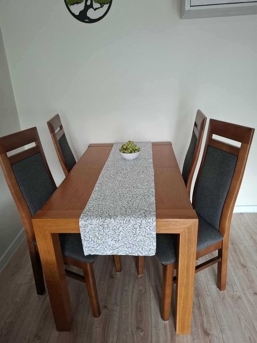 Komplet stół + 4 krzesła; rozkładana sofa
