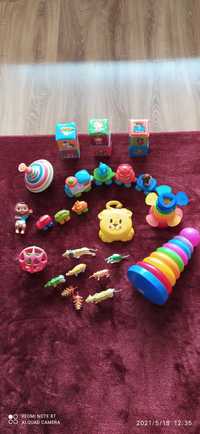 Zabawki dla małych dzieci: bączek, piramida, pociąg, kula do turlania