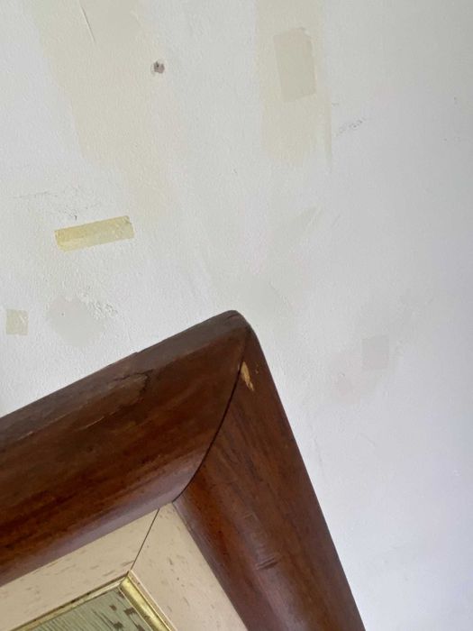 Quadro antigo com flores bordadas