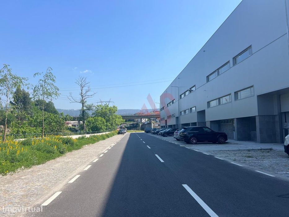 Pavilhão com licença para indústria em S. Martinho do Campo junto à VI