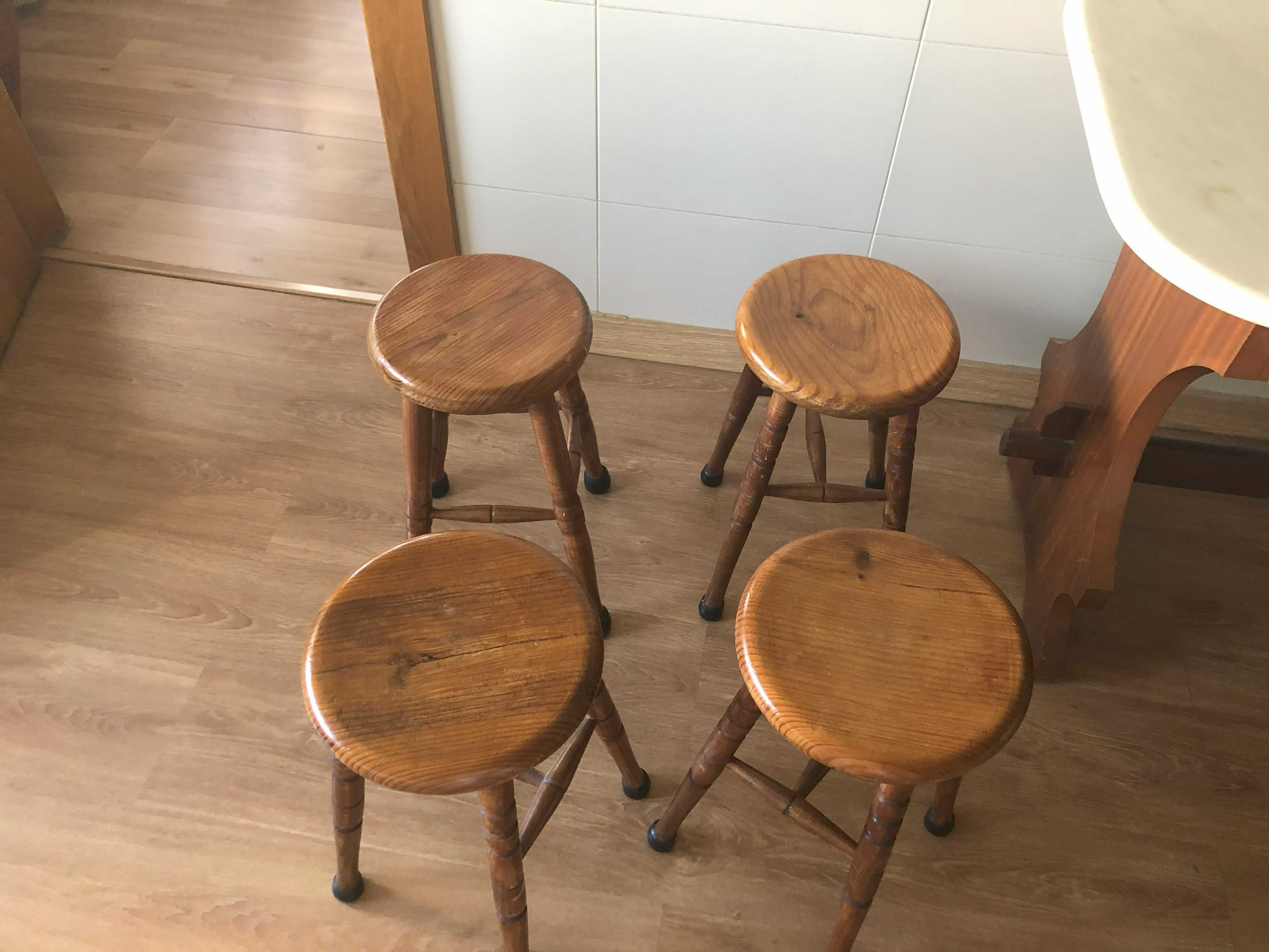 Vendo mesa de jantar e 4 bancos