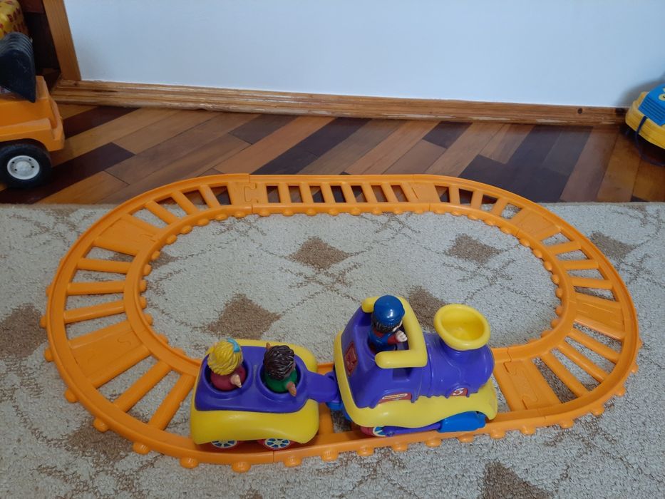 Потяг поїзд на батарейках з колією +маленькі іграшки,які заводяться