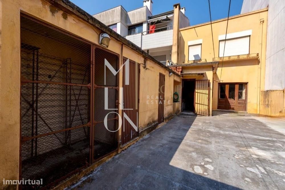 T4 de 2 pisos com logradouro - PORTO